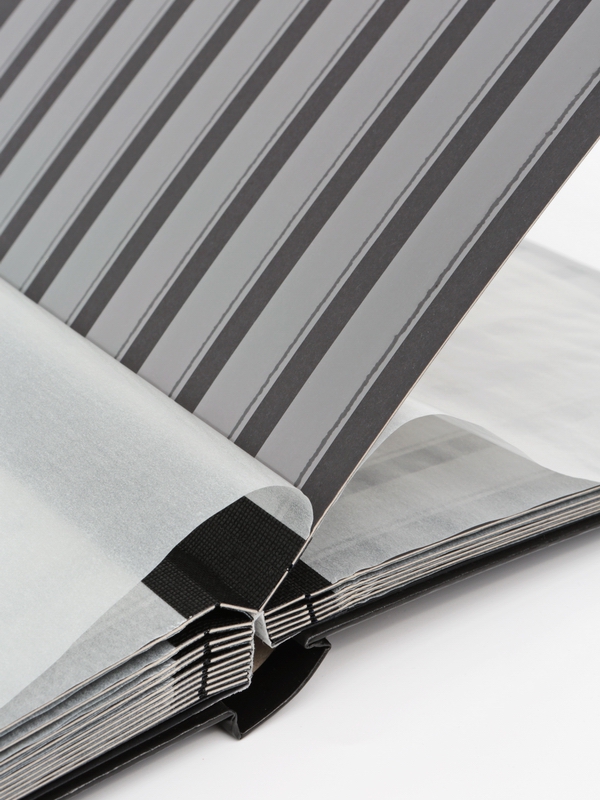 Альбом для марок (кляссер CLASSIC). 16 листов (32 страницы) из чёрного картона с промежуточными листами из пергамина. Чёрный. Prinz, 2015