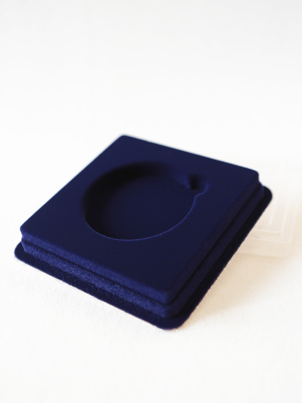  Сувенирная упаковка (106х106х20 мм) для одной монеты в капсуле (диаметр 58 мм), тёмно-синий