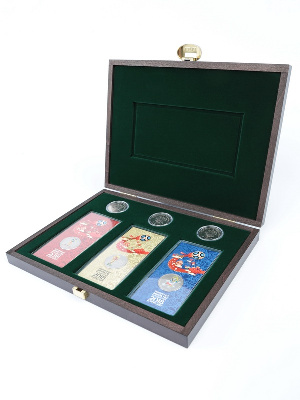 Деревянный футляр Carus XM (248х196х32 мм) для 3 монет 25 рублей в капсулах Leuchtturm, 3 монет 25 рублей в блистере и банкноты «Футбол 2018» в чехле Деревянный футляр Carus XM (248х196х32 мм) для 3 монет 25 рублей в капсулах Leuchtturm, 3 монет 25 рублей в блистере и банкноты «Футбол 2018» в чехле