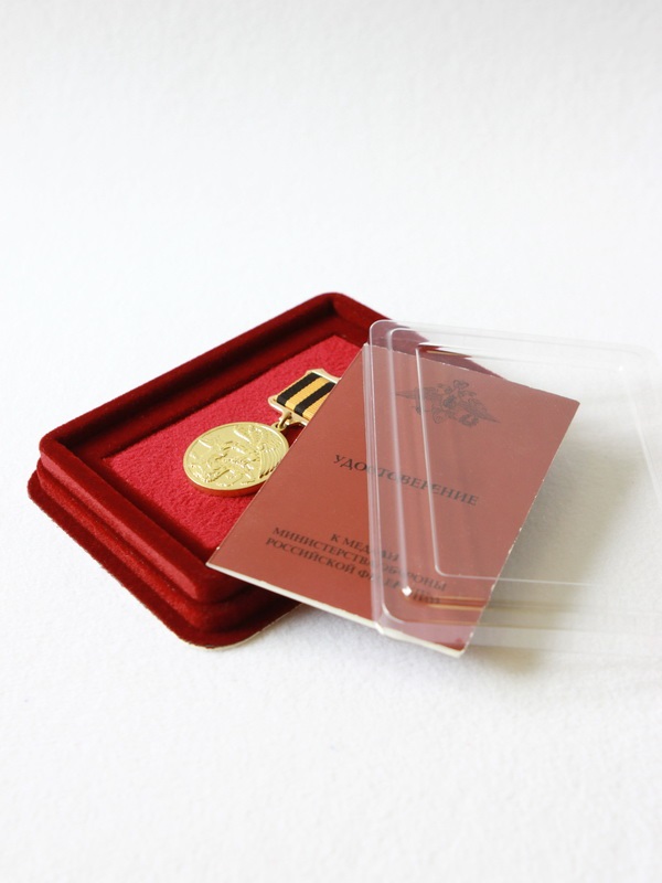  Сувенирная упаковка (110х139х22 мм) с поролоновой вставкой (59х97 мм) под универсальную медаль и удостоверение (81х112х5 мм), зелёный