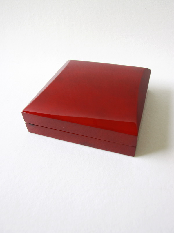 Футляр деревянный (190х190х57 мм) для рамки с коллекционной маркой