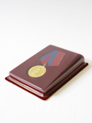 Сувенирная упаковка с уклоном (100х133х25 мм) под медаль РФ d-37 мм