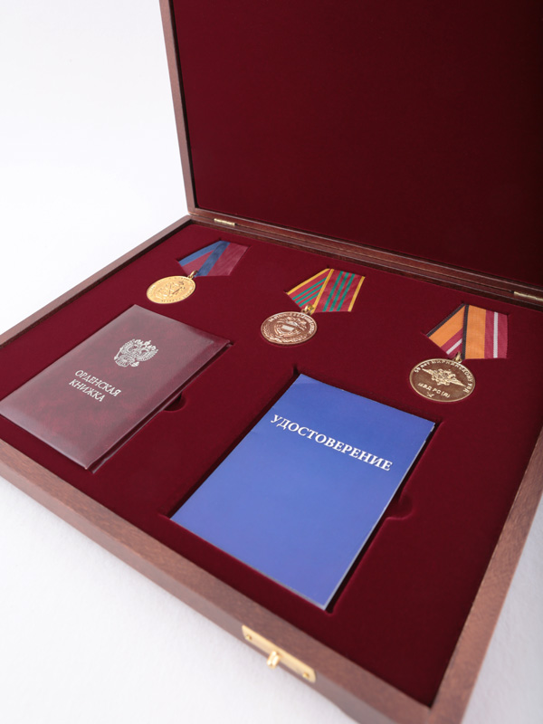  Футляр деревянный Vintage S (305х247х40 мм) на 3 медали РФ d-32 мм и 2 удостоверения, тёмно-бордовый