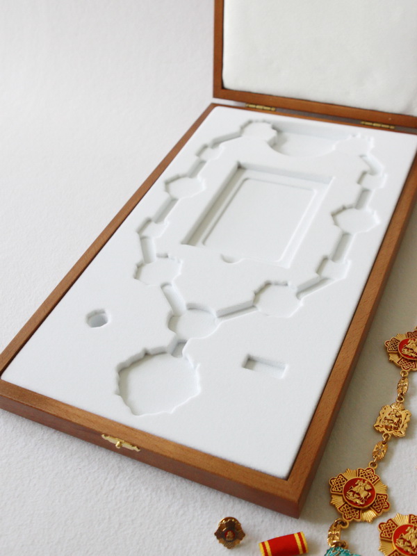 Деревянный футляр для знака на цепи к почётному званию «Почетный гражданин Московской области»