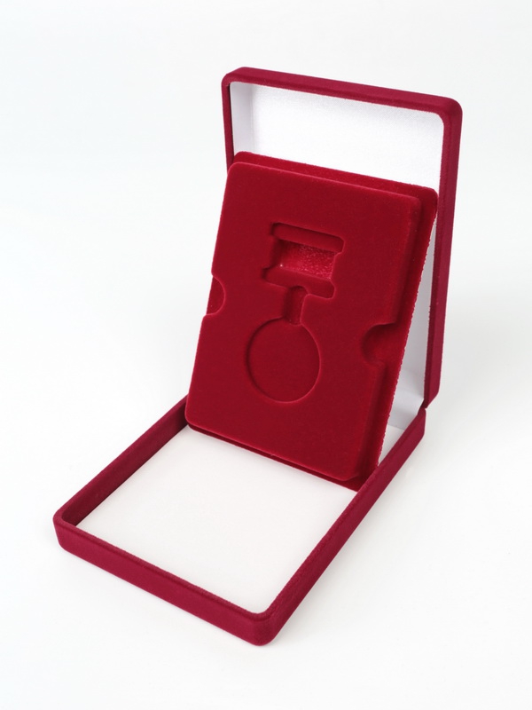 Футляр (90х124х32 мм) для медали на квадро колодке (удлинённая). Вынимаемый ложемент, светло-бордовый  Футляр (90х124х32 мм) для медали на квадро колодке (удлинённая). Вынимаемый ложемент, светло-бордовый