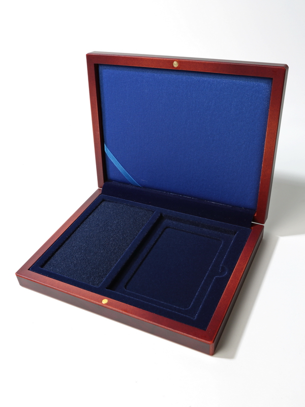 Деревянный футляр (194х149х32 мм) с поролоновой вставкой под универсальную медаль и удостоверение (81х112х6 мм),  тёмно-синий