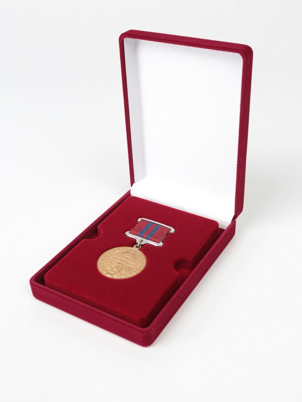 Футляр (90х124х32 мм) для медали на квадро колодке (короткая). Вынимаемый ложемент, светло-бордовый  Футляр (90х124х32 мм) для медали на квадро колодке (короткая). Вынимаемый ложемент, светло-бордовый