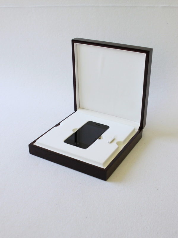 Футляр деревянный (190х190х57 мм) для серии эксклюзивных мобильных телефонов марки Apple