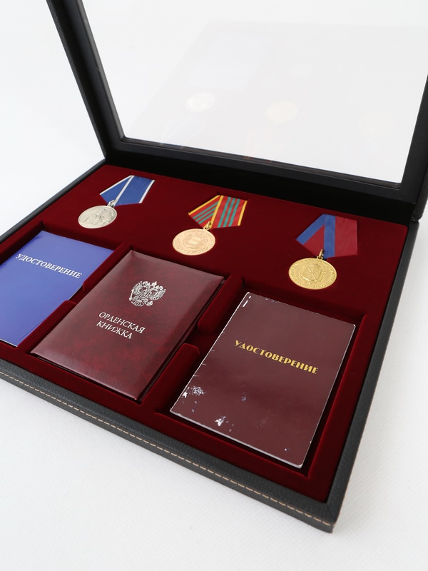  Бокс из искусственной кожи с прозрачным окном Nera Plus для 3 медалей РФ d-32 мм и 3 удостоверений, чёрный