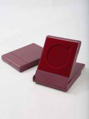 Футляр пластиковый (79х106х16 мм) для одной монеты, медали (диаметр 50 мм, глубина 4 мм), светло-бордовый  Футляр пластиковый (79х106х16 мм) для одной монеты, медали (диаметр 50 мм, глубина 4 мм), светло-бордовый