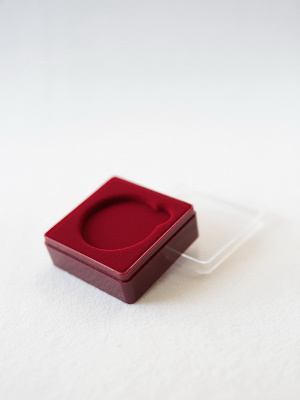 Футляр пластиковый (58х58х22 мм) для одной монеты, медали (диаметр 40 мм, глубина 4 мм). Бордовое основание Футляр пластиковый (58х58х22 мм) для одной монеты, медали (диаметр 40 мм, глубина 4 мм). Бордовое основание