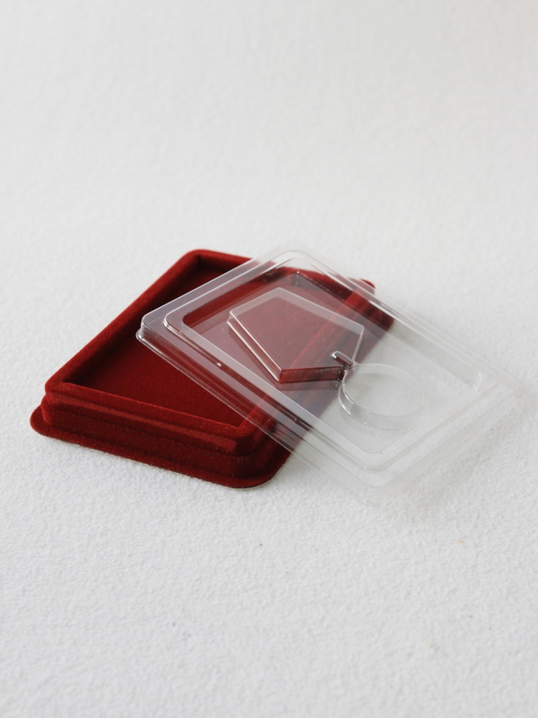  Сувенирная упаковка (110х139х22 мм) под медаль РФ d-32 мм (в крышке) и удостоверение (78х108х6 мм), тёмно-синий