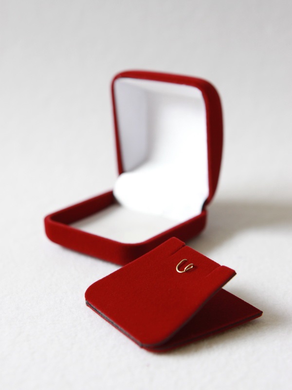 Футляр (53х59х33 мм) под серьги, подвеску (стойка), светло-бордовый Футляр (53х59х33 мм) под серьги, подвеску (стойка), светло-бордовый