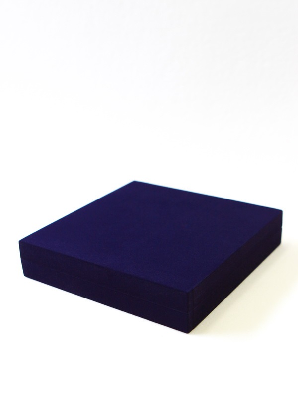  Футляр (160х160х33 мм) под медаль РФ d-32 мм и удостоверение (81х112х12 мм). Ложемент выпуклый, тёмно-синий