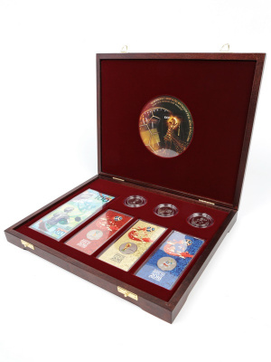 Футляр деревянный Vintage S (305х247х40 мм) для банкноты в чехле, 3 монет 25 рублей в капсулах и 3 монет 25 рублей в блистере «Футбол 2018». Кубок, тёмно-бордовый Футляр деревянный Vintage S (305х247х40 мм) для банкноты в чехле, 3 монет 25 рублей в капсулах и 3 монет 25 рублей в блистере «Футбол 2018». Кубок, тёмно-бордовый
