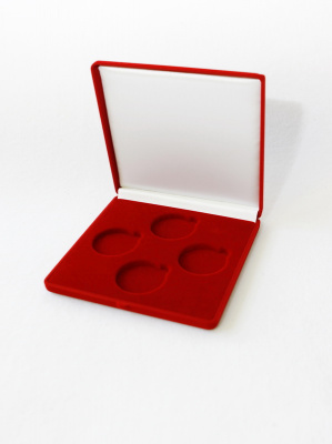 Футляр (165х165х27 мм) на 4 монеты в капсулах (диаметр 44 мм). Исполнение в виде ромба, светло-бордовый  Футляр (165х165х27 мм) на 4 монеты в капсулах (диаметр 44 мм). Исполнение в виде ромба, светло-бордовый