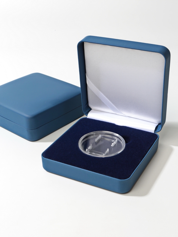 Футляр из искусственной кожи (92х92х36 мм) для 1 монеты в капсуле (диаметр 46 мм), логотип Банк России, синий/персонализация
