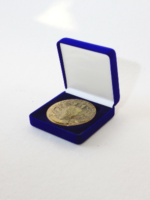 Футляр флокированный (92х92х40 мм) для медали (диаметром 71 мм) Футляр флокированный (92х92х40 мм) для медали (диаметром 71 мм)