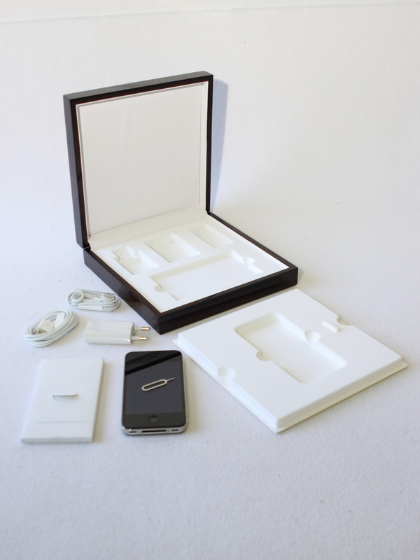 Футляр деревянный (190х190х57 мм) для серии эксклюзивных мобильных телефонов марки Apple