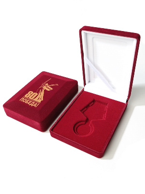 Футляр (90х124х32 мм) под медаль РФ d-32 мм с пятиугольной колодкой и удостоверение (75х105х7 мм), 80 лет Победы