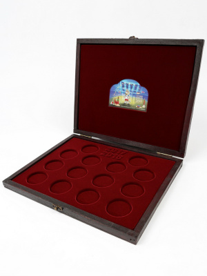 Футляр деревянный Rustika (310х261х33 мм) для 14 серебряных монет Кубок Конфедераций 2017 и Чемпионат мира по футболу 2018 в капсулах. Талисман, тёмно-бордовый  Футляр деревянный Rustika (310х261х33 мм) для 14 серебряных монет Кубок Конфедераций 2017 и Чемпионат мира по футболу 2018 в капсулах. Талисман, тёмно-бордовый