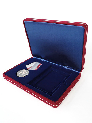 Футляр замшевый (182х128х34 мм) под медаль РФ d-37 мм и удостоверение (70х100х8 мм) Футляр замшевый (182х128х34 мм) под медаль РФ d-37 мм и удостоверение (70х100х8 мм)