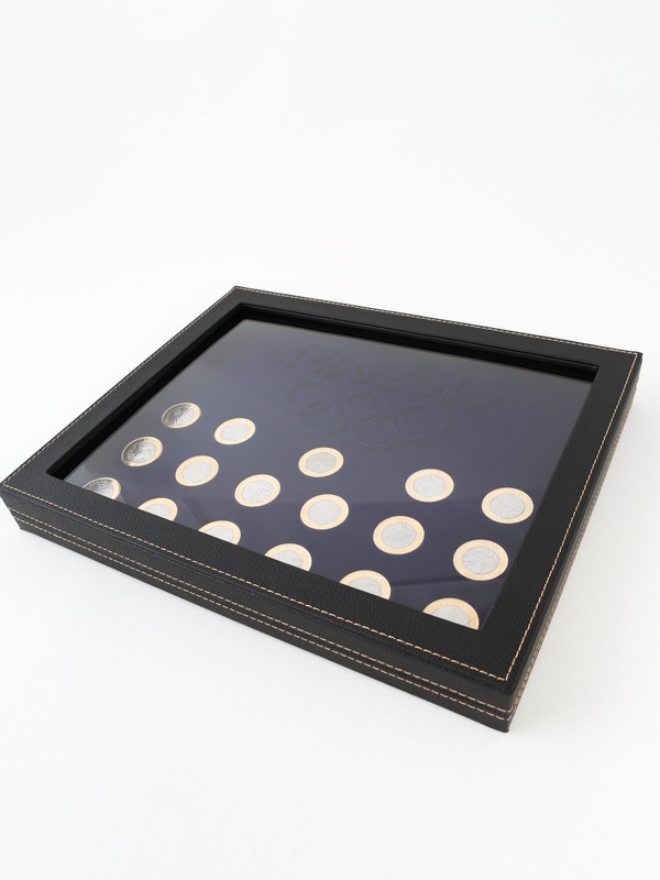  Бокс из искусственной кожи с прозрачным окном Nera Plus для 16+1 монет серий «XXXI Летние Олимпийские игры 2016 года в Рио-де-Жанейро», «Передача Олимпийского флага», тёмно-бордовый