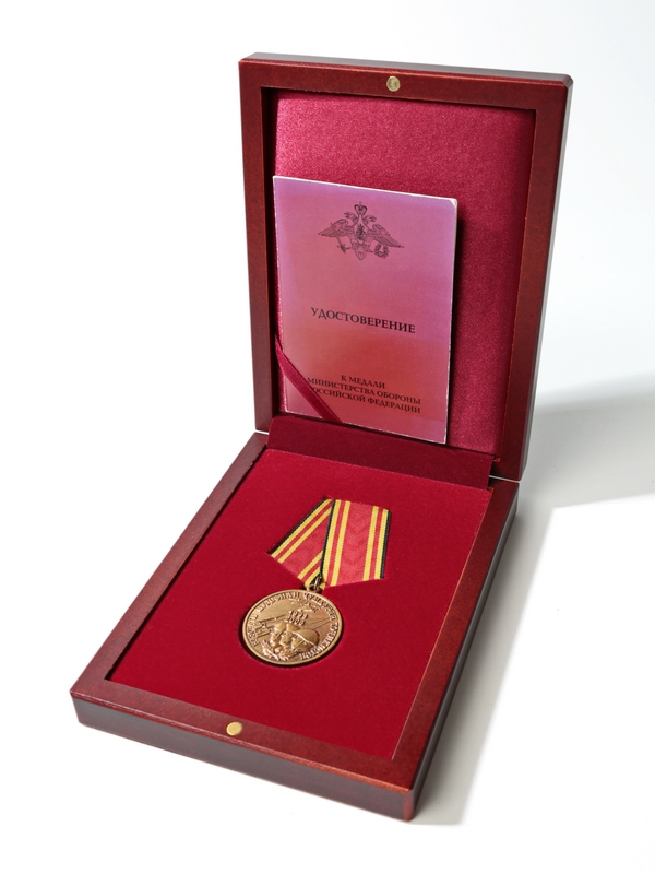 Деревянный футляр (120х160х32 мм) под медаль РФ d-37 мм с пятиугольной колодкой