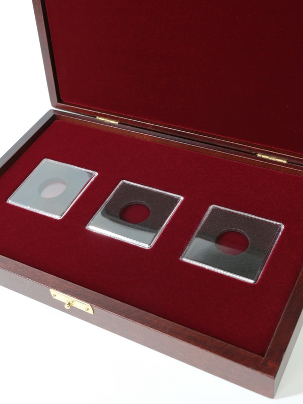 Деревянный футляр Vintage M (244х156х38 мм) для 3 монет в капсулах Quadrum (50х50х6 мм), тёмно-бордовый  Деревянный футляр Vintage M (244х156х38 мм) для 3 монет в капсулах Quadrum (50х50х6 мм), тёмно-бордовый
