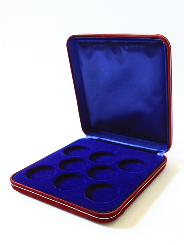 Футляр замшевый (182х202х36 мм) на 8 монет в капсулах (диаметр 44 мм) Футляр замшевый (182х202х36 мм) на 8 монет в капсулах (диаметр 44 мм)