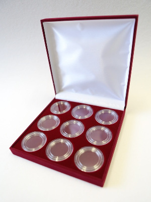 Футляр (160х160х33 мм) под 9 монет в капсулах (диаметр 44 мм) Футляр (160х160х33 мм) под 9 монет в капсулах (диаметр 44 мм)