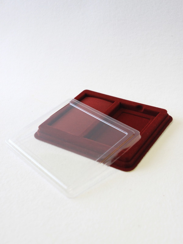  Сувенирная упаковка (191х162х21 мм) с поролоновой вставкой под универсальную медаль и удостоверение (78х108х12 мм), зелёный