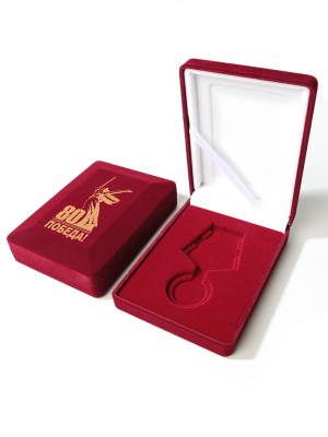 Футляр (90х124х32 мм) под медаль РФ d-32 мм с пятиугольной колодкой и удостоверение (75х105х7 мм), 80 лет Победы, светло-бордовый