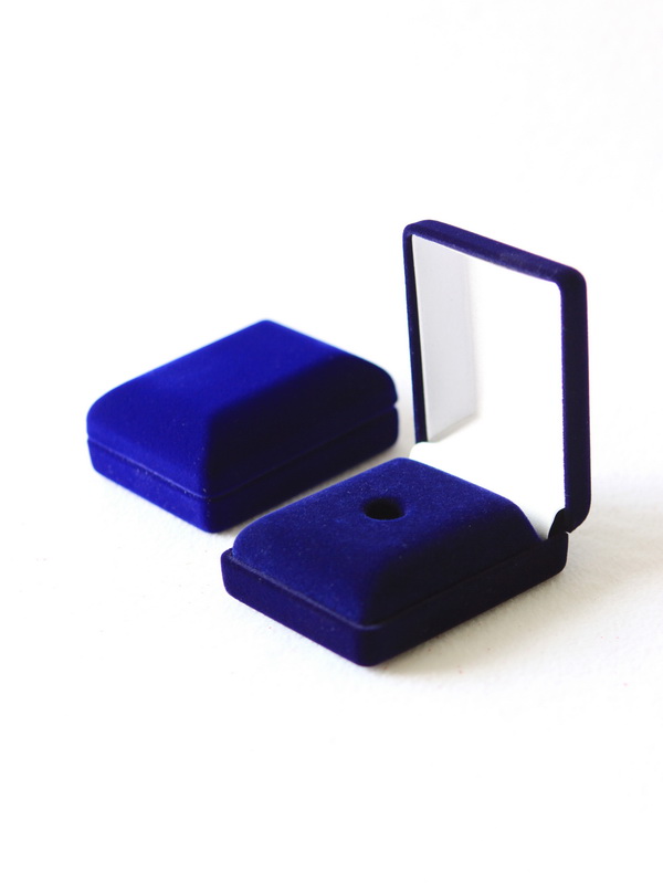 Футляр (61х79х32 мм) под значок на цанге. Ложемент высокий Футляр (61х79х32 мм) под значок на цанге. Ложемент высокий