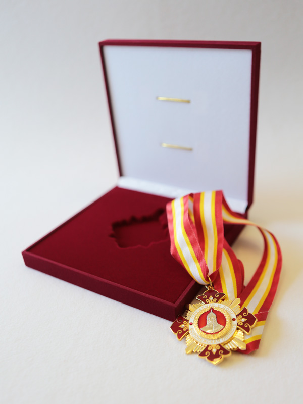 Флокированный футляр (160х160х33 мм) под знак на ленте