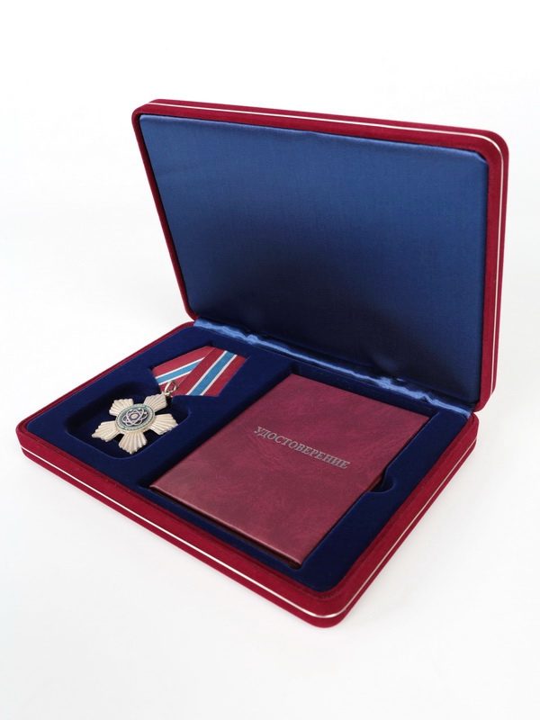 Футляр замшевый (182х128х34 мм) под орден на пятиугольной колодке и удостоверение (80х110х8 мм) Футляр замшевый (182х128х34 мм) под орден на пятиугольной колодке и удостоверение (80х110х8 мм)