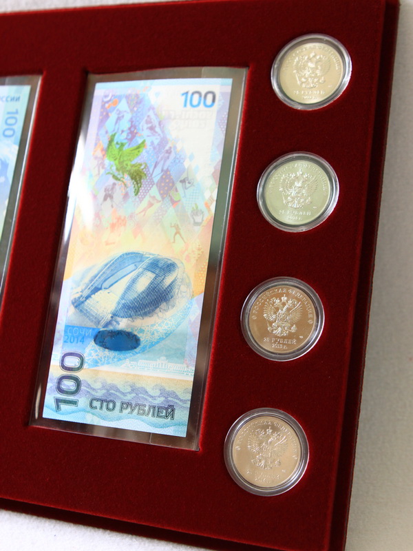 Планшет S (234х296х12 мм) для 2 банкнот Сочи-2014 в чехлах и 8 монет Сочи-2014 в капсулах Leuchtturm (Капсулы в столбик. Диаметр 33 мм), тёмно-бордовый  Планшет S (234х296х12 мм) для 2 банкнот Сочи-2014 в чехлах и 8 монет Сочи-2014 в капсулах Leuchtturm (Капсулы в столбик. Диаметр 33 мм), тёмно-бордовый