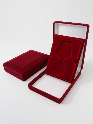 Футляр (90х124х32 мм) под медаль РФ d-32 мм с пятиугольной колодкой. Вынимаемый ложемент Футляр (90х124х32 мм) под медаль РФ d-32 мм с пятиугольной колодкой. Вынимаемый ложемент