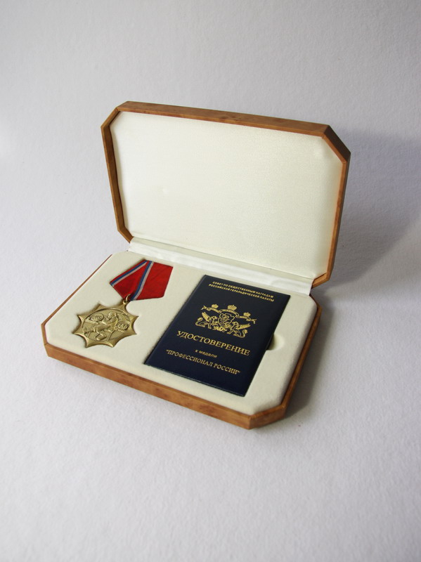 Футляр из кожзаменителя под дерево (125х180х33мм) под медаль и удостоверение