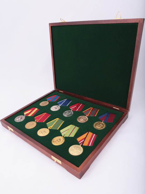  Футляр деревянный Vintage S (305х247х40 мм) на 10 медалей РФ d-32 мм с пятиугольной колодкой, зелёный