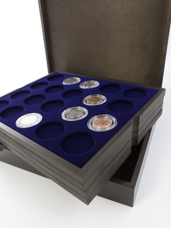 Деревянный бокс Carus (322х268х64 мм). 4 поддона. Для 80 капсул (диаметр 44 мм), тёмно-синий  Деревянный бокс Carus (322х268х64 мм). 4 поддона. Для 80 капсул (диаметр 44 мм), тёмно-синий