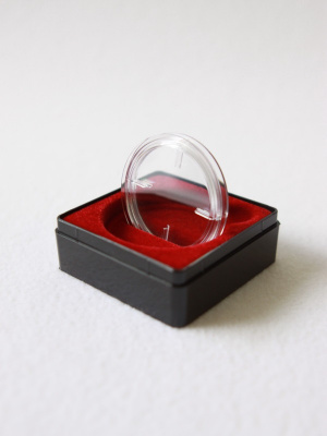 Футляр пластиковый (58х58х22 мм) для одной монеты в капсуле (диаметр 44 мм). Черное основание, тёмно-бордовый  Футляр пластиковый (58х58х22 мм) для одной монеты в капсуле (диаметр 44 мм). Черное основание, тёмно-бордовый