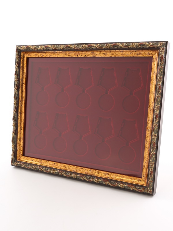 Стенд серии «Барокко» (золото) под 10 медалей РФ d-37 мм с пятиугольной колодкой. Открывающийся