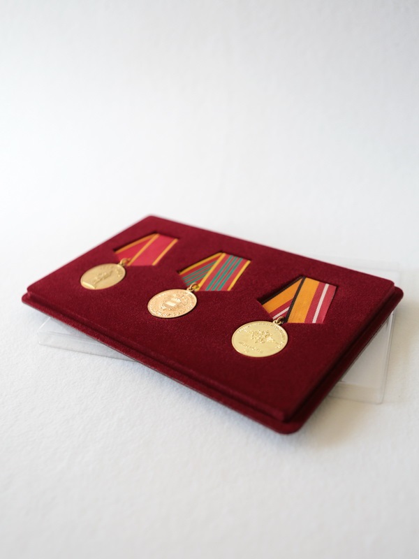 Планшет M (146х236х12 мм) на 3 медали РФ d-32 мм с пятиугольной колодкой