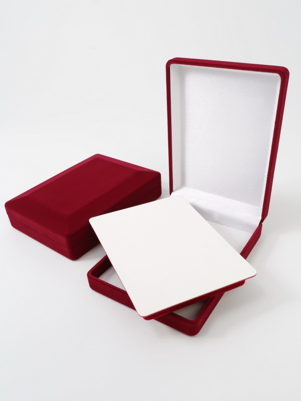 Футляр (90х124х32 мм) под медаль РФ d-37 мм с пятиугольной колодкой. Вынимаемый ложемент, светло-бордовый  Футляр (90х124х32 мм) под медаль РФ d-37 мм с пятиугольной колодкой. Вынимаемый ложемент, светло-бордовый