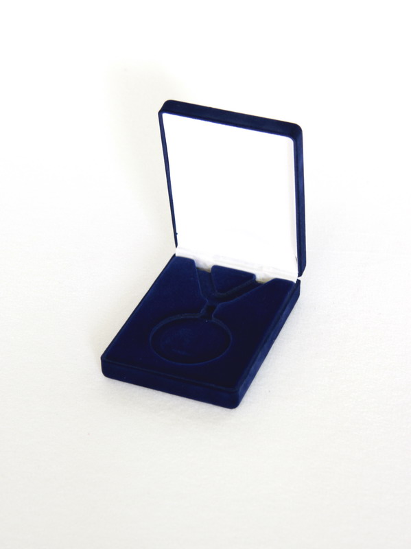 Футляр флокированный (90х124х32 мм) под медаль на цепочке