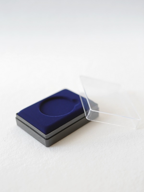  Футляр пластиковый (58х78х22 мм) для одной монеты, медали (диаметр 40 мм, глубина 3 мм). Черное основание, тёмно-бордовый