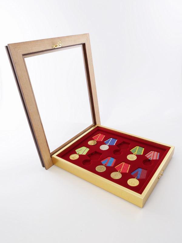  Стенд выпуклый коричневого цвета с золотом под 10 медалей РФ d-32 мм с пятиугольной колодкой. Открывающийся, чёрный