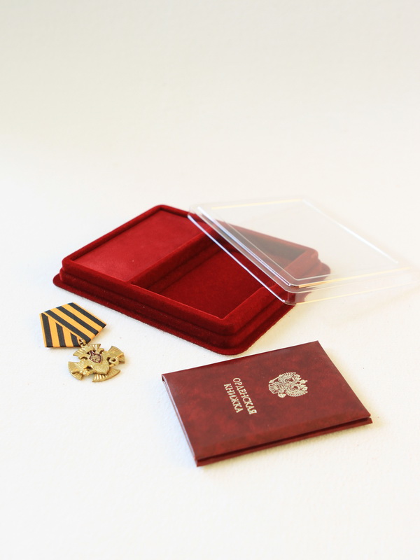  Сувенирная упаковка (181х142х22 мм) с поролоновой вставкой под универсальную медаль и удостоверение (81х112х12 мм), зелёный