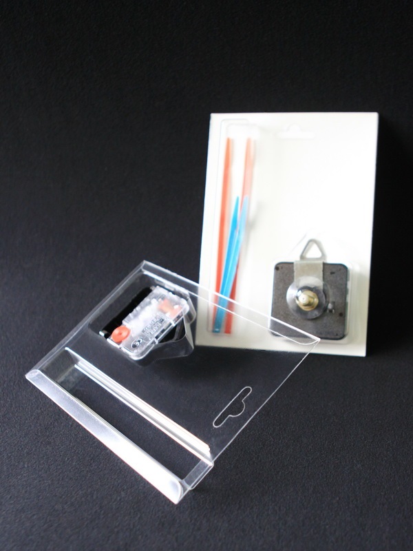 Блистер с загибом краев под часовой механизм и стрелки